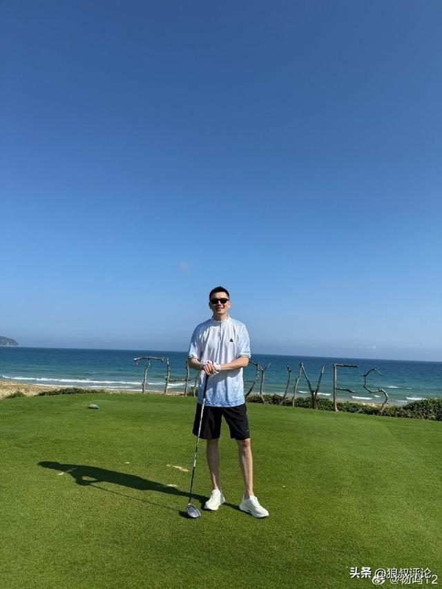 状态真好！前辽宁主帅杨鸣社媒晒休假动态 海边打高尔夫球引热议